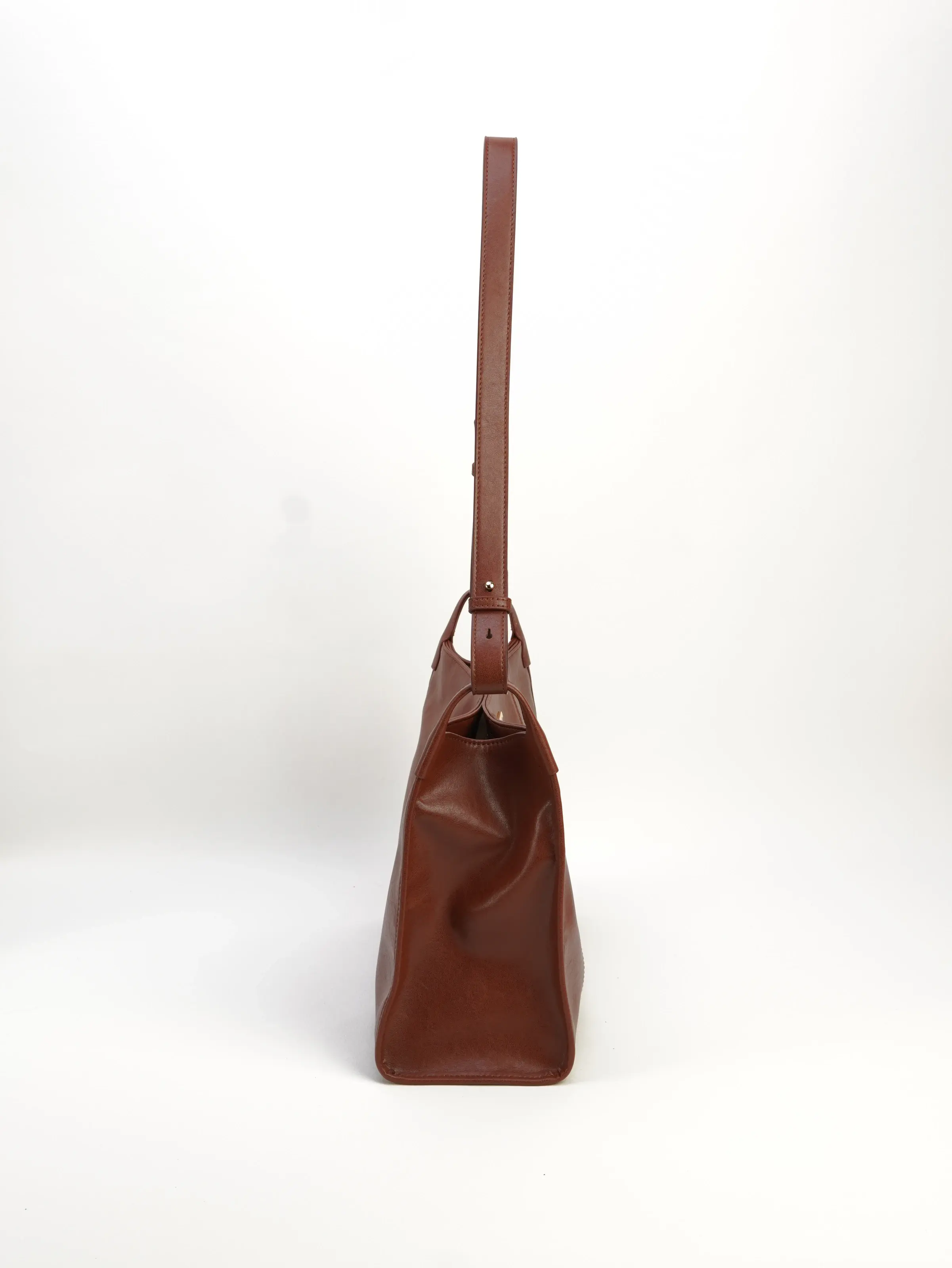 Mara cognac shoulder bag from the side